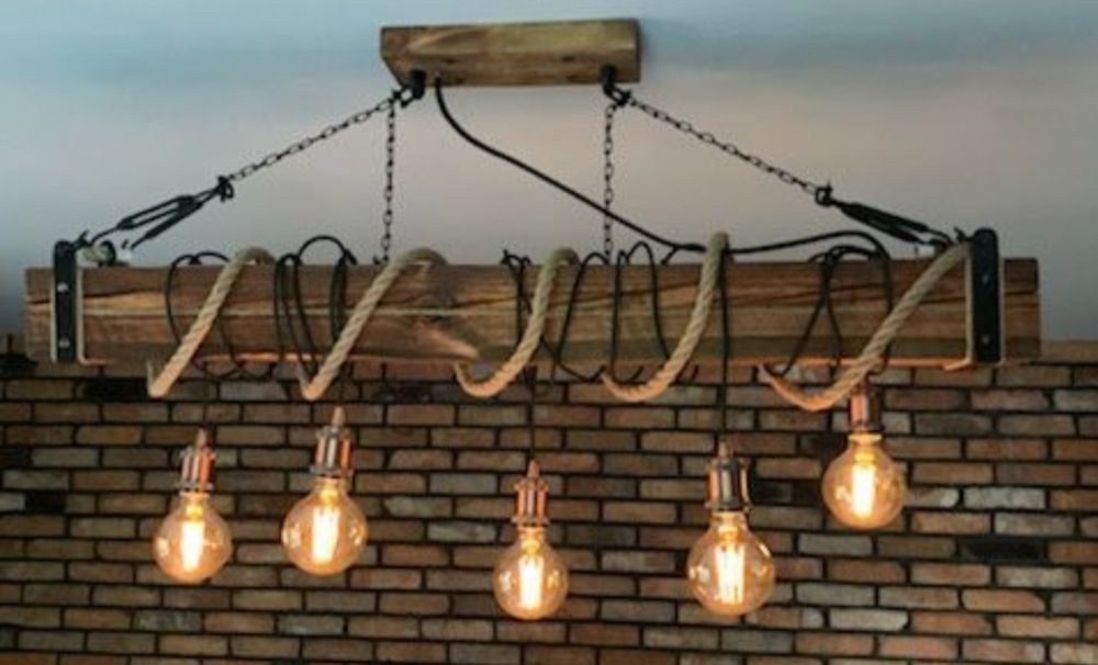 Lampa loftowa z naturalnej starej belki – ręcznie wykonana