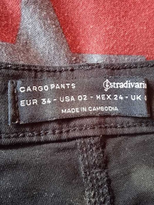 Czarne spodnie cargo stradivarius