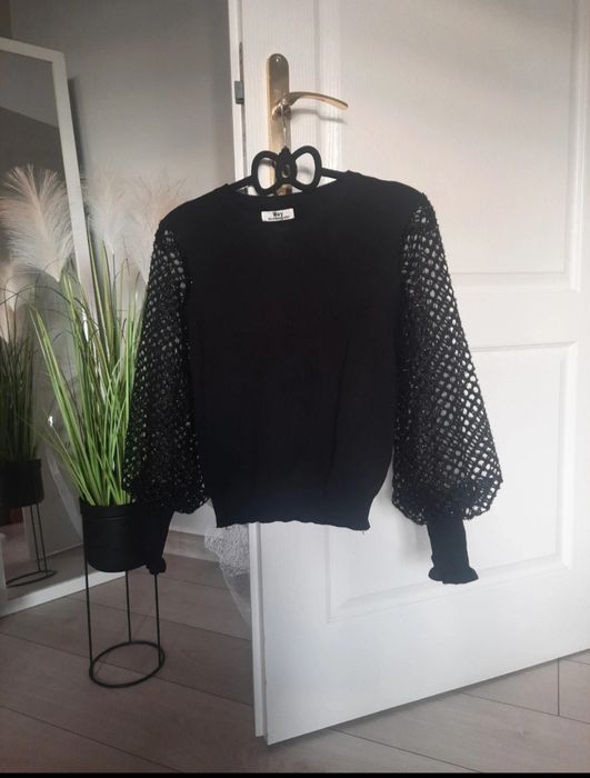 Sweterek z ozdobnym rękawkiem