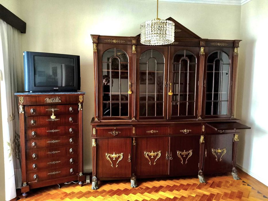 Mobília clássica Estilo Império em mogno com ornamentos dourados