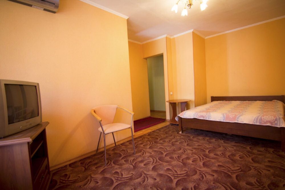 Уютная квартира посуточно, почасово на Титова 16 - правый берег