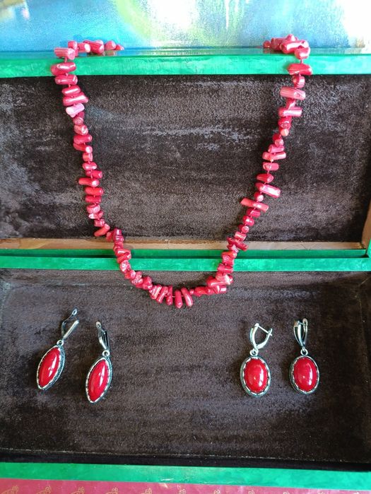 Ожерелье и две пары сережек с кораллом