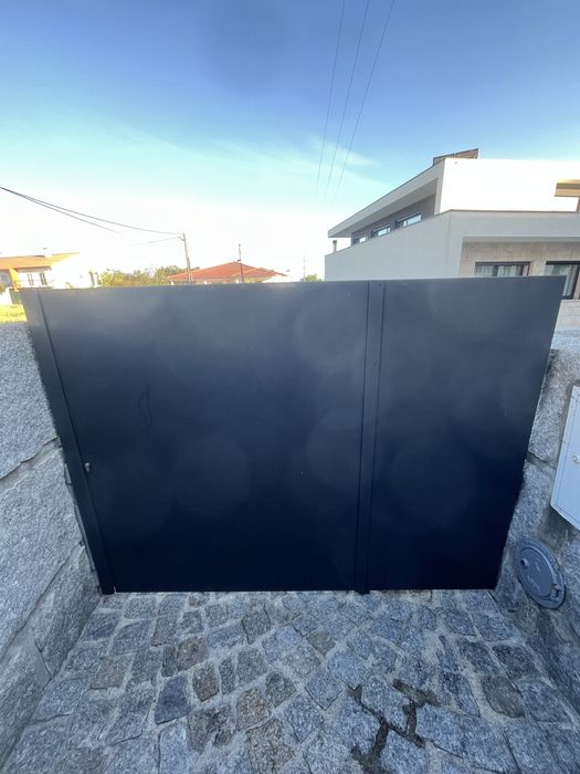 Portão com fecho elétrico, de cor 7016