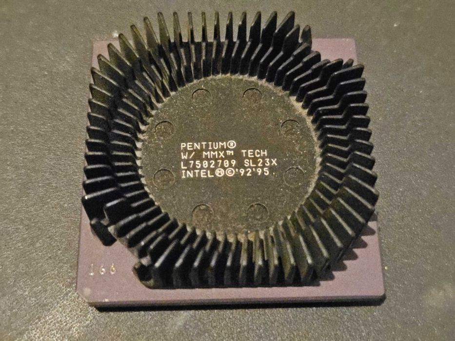 Procesor Intel Pentium w MMX tech SL23X radiator