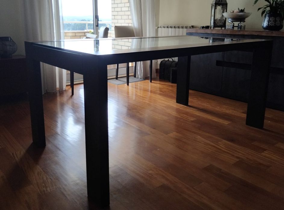 Mesa de jantar em bom estado