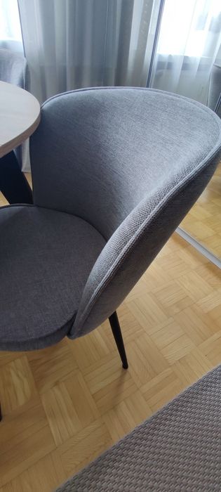 Komplet szarych 4 krzeseł tapicerowanych