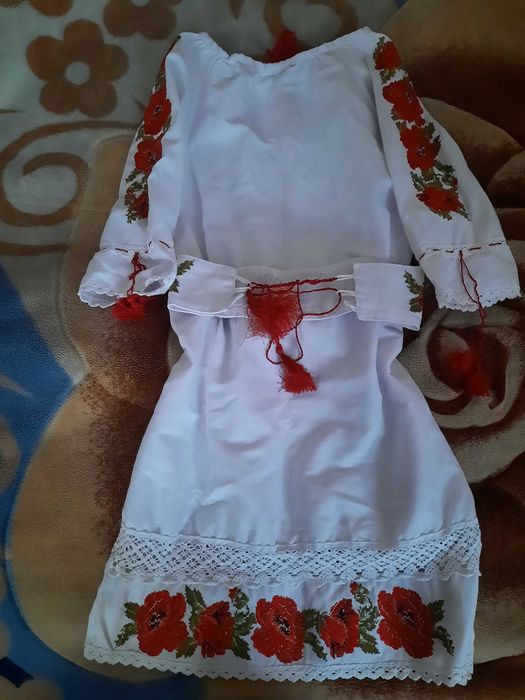 Біле вишите плаття
