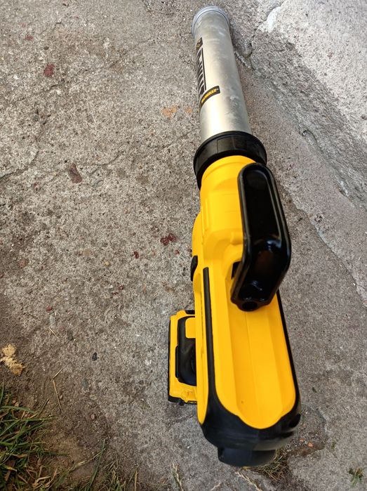 Pistolet do silikonu DeWalt z baterią 5.0ah