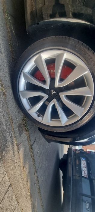 Стильні червоні накладки на супорта Тесла модель 3  17-23 року