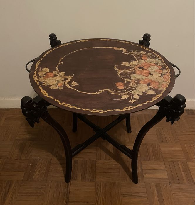 Mesinha redonda, única, com tabuleiro pintado à mão