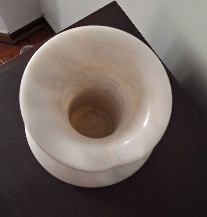 Jarra em mármore branco