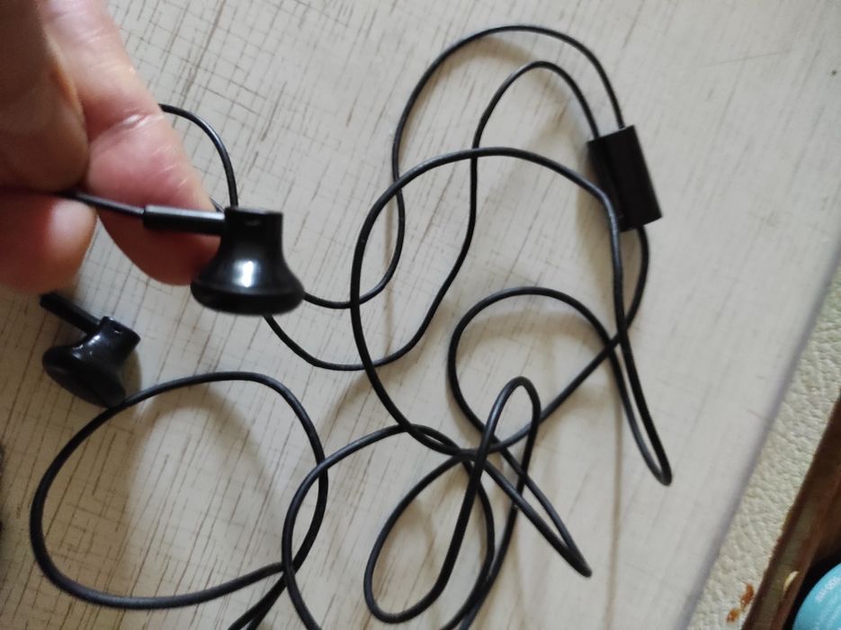 Наушники проводные  к мобильному телефону