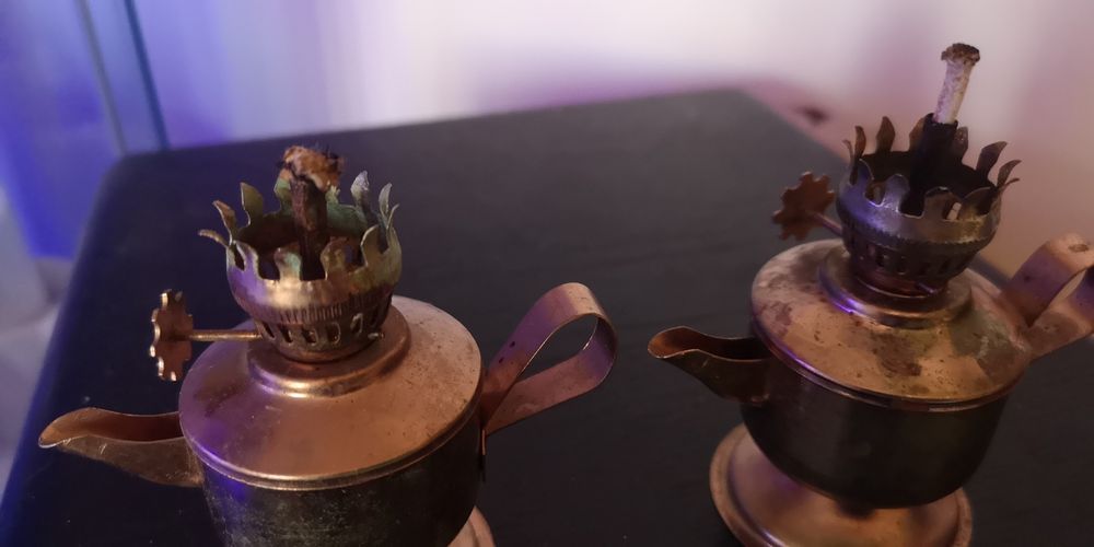 Dwie lampki naftowe miedziane miniaturki - bez klosza,  wys. ok 8 cm