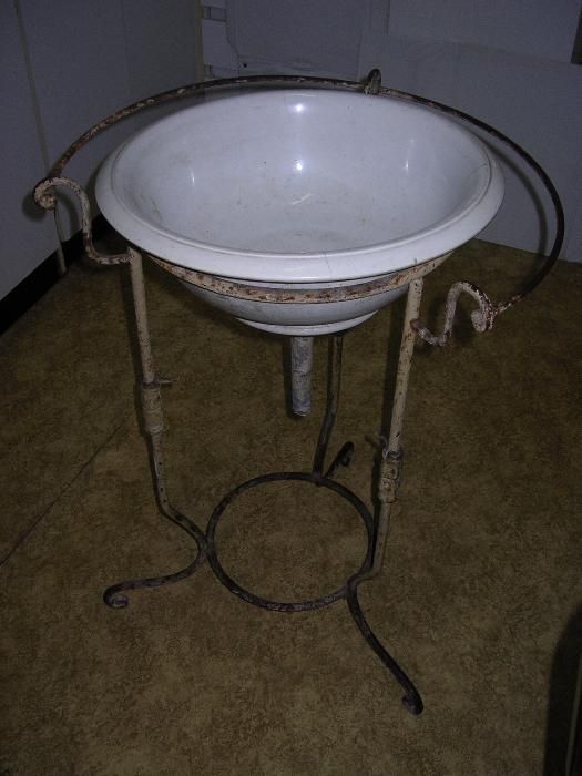 Lavatório com Bacia e Bidés Antigos em Ferro - Anos 20/30