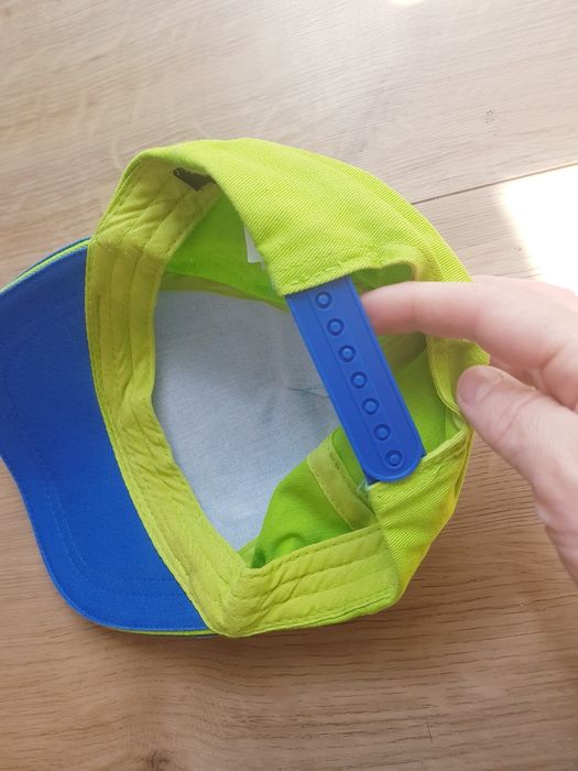 Bawełniana czapka chłopięca z daszkiem marki Sinsay