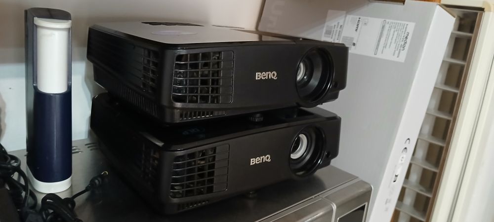 Projetores Benq sem uso