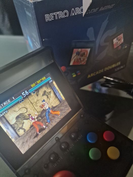 consola portátil retro a correr o jogo Tekken Advance.