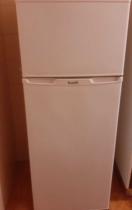 Frigorífico, forno e microondas