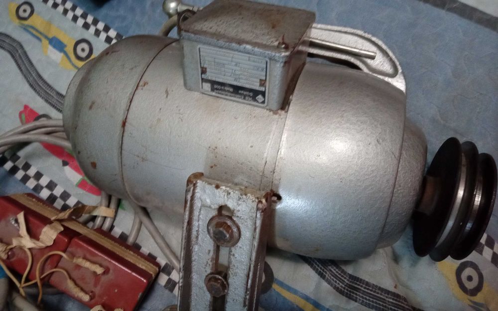 Двигатель для  швейной пром машины. Германия.