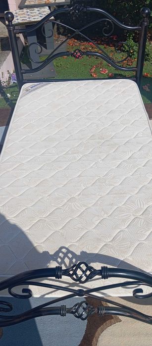 Cama ferro solteiro completa com carpete