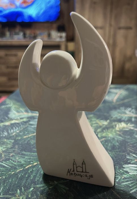 Biały stojący ceramiczny anioł z Medugorje 8x15 cm