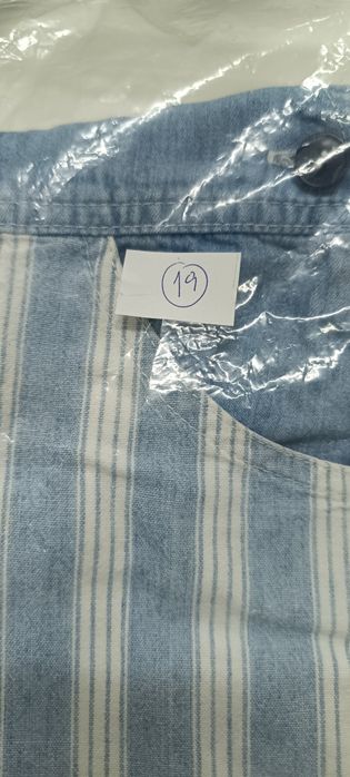 Calças jardineiras de criança