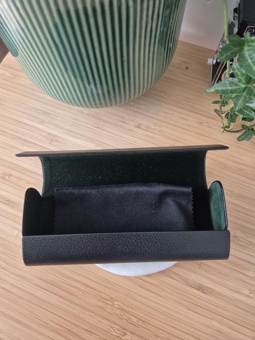Orginalne, twarde etui  na  okulary marki David Beckham