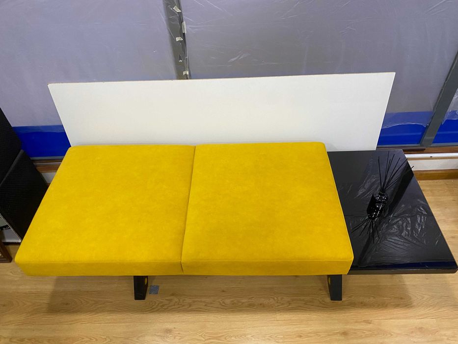 Sofá amarelo e preto c/apoio único
