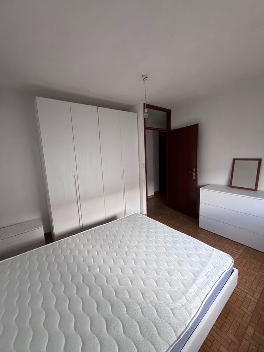 Quarto disponível em apartamento amplo e luminoso – rua calma