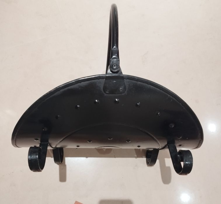 Cesto metálico pintado para lenha