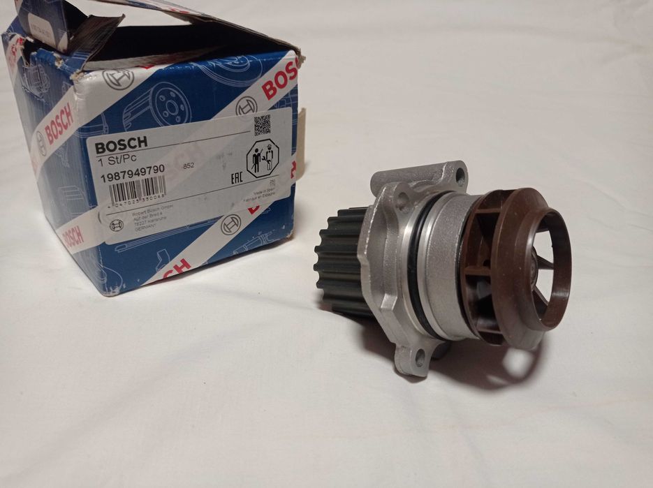 1987949790 Bosch помпа водяная (насос охлаждения)