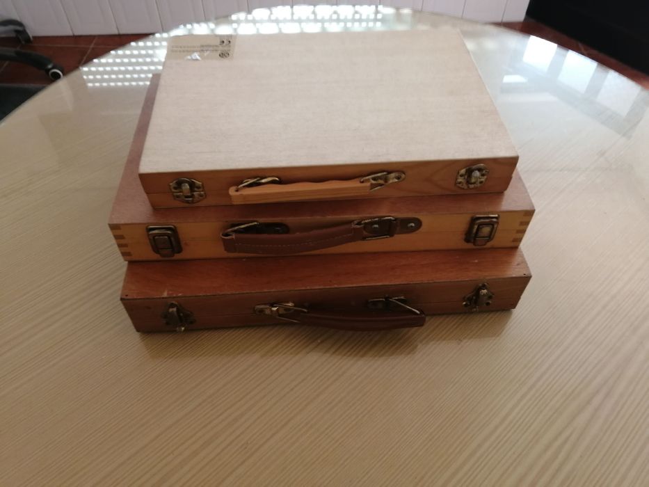 várias malas em madeira para belas artes, valor pode variar
