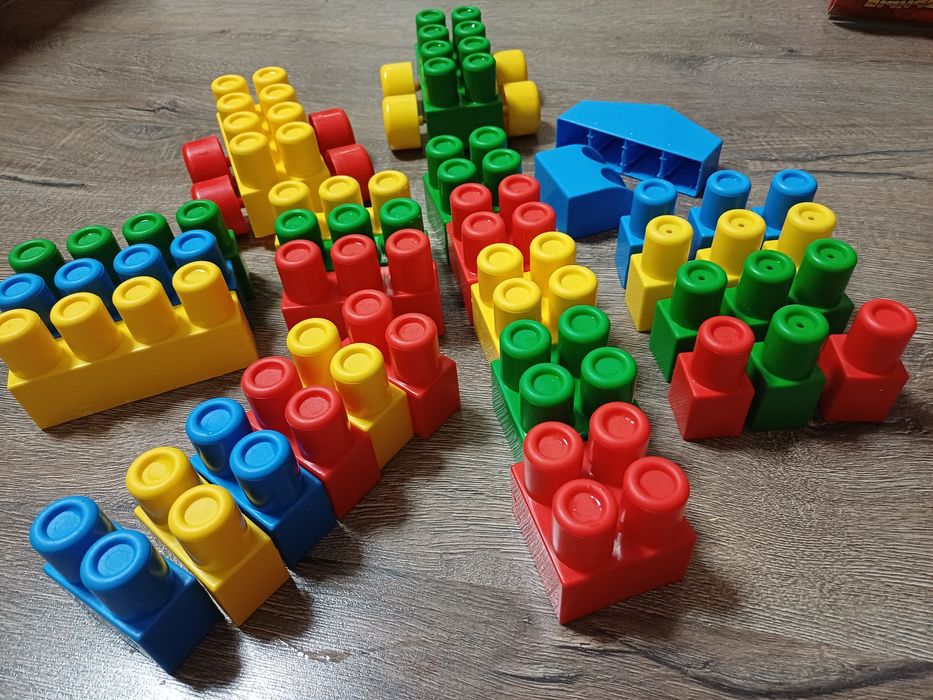 Конструктор з крупними деталями.