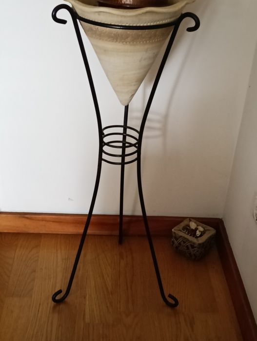 Suporte com vaso/ cachepot em forma de cone