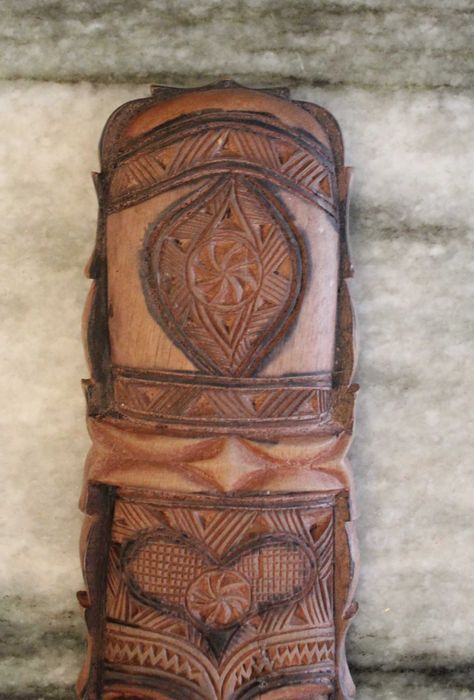 Máscara Tiki, esculpida artesanalmente em madeira, anos 70.