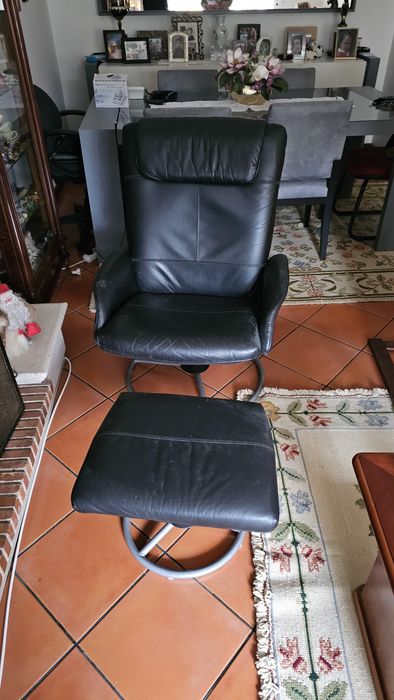 Cadeirão relax preto em pele sintética com repousa-pés