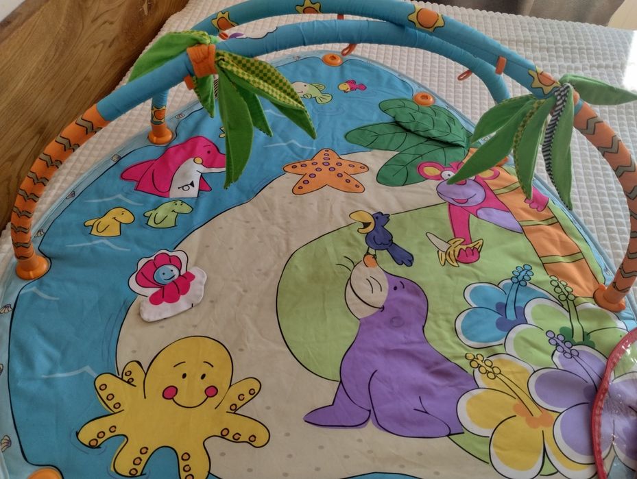 mata edukacyjna z pałąkami tiny love z foką