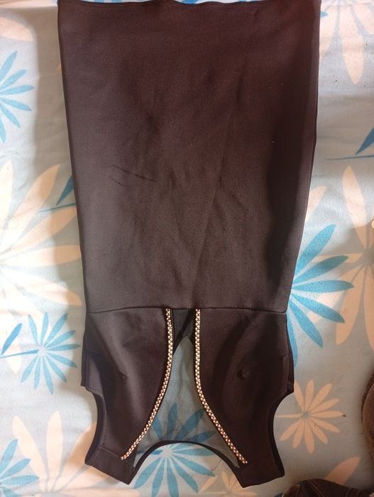 Vestido preto com decote renda
