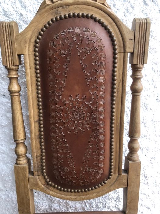 Cadeira em madeira e couro