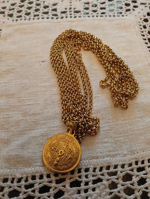 Cordão com medalhão