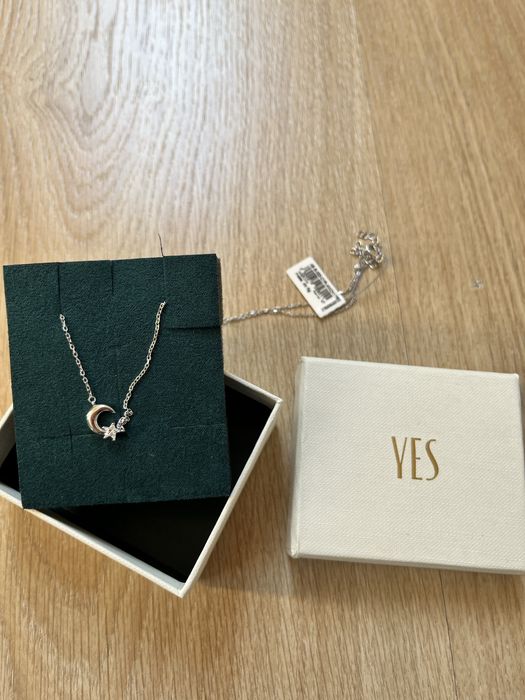 Srebrny łańcuszek z ksieżycem i gwiazdka