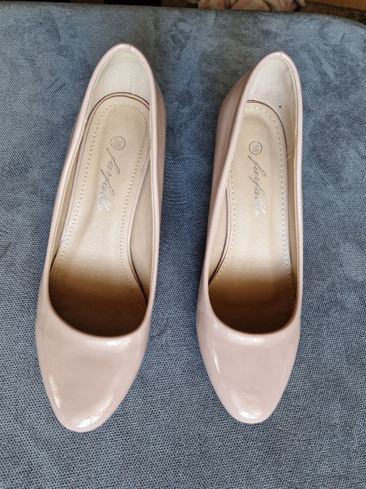 Buty beżowe na słupku 36