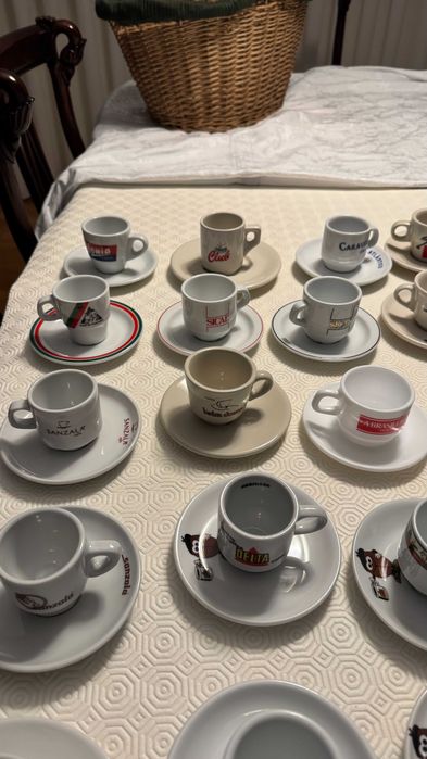 Conjunto de várias chávenas de café com pires – colecionáveis