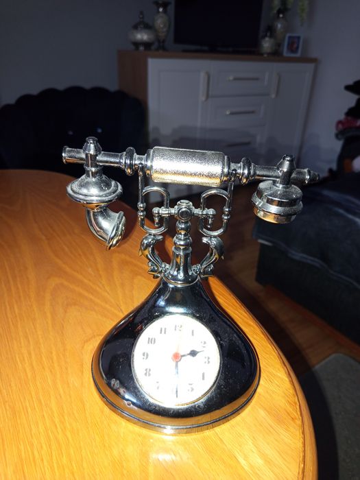 Sprzedam zegar   w kształcie telefonu