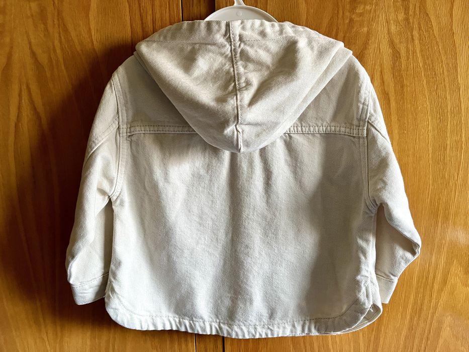 Camisa em sarja bege com capuz para criança