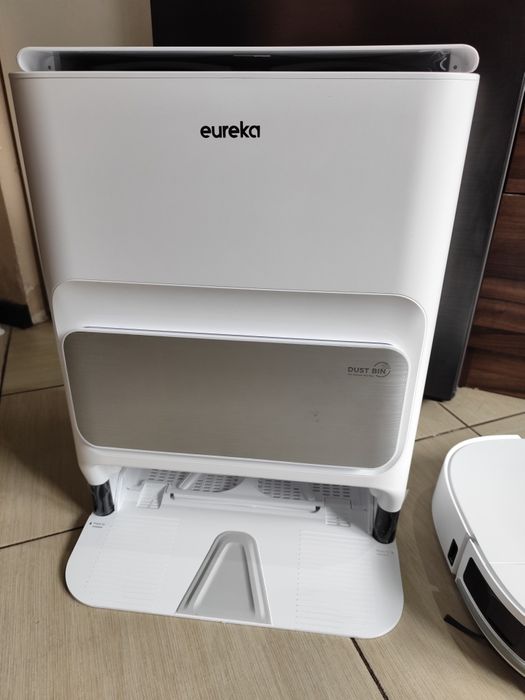 Eureka J12 Ultra robot odkurzający z automatyczną stacją opróżniania,