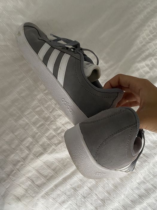 Tênis cinzentos da Adidas