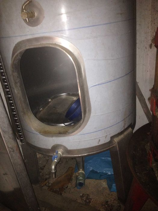 Cubas e deposito para vinho. Vendo 250 €. Estado praticamente novo.