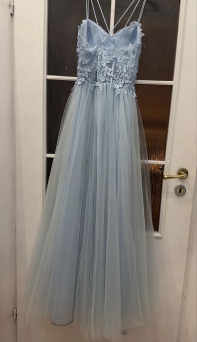 Blekitna tiulowa suknia z perełkami