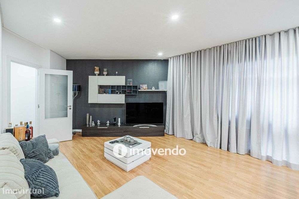 Apartamento T3+1, com áreas generosas, no Laranjeiro